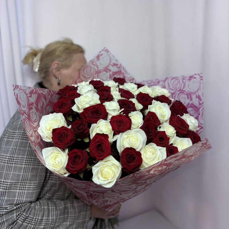 Pušķis no sarkanām un baltām rozēm