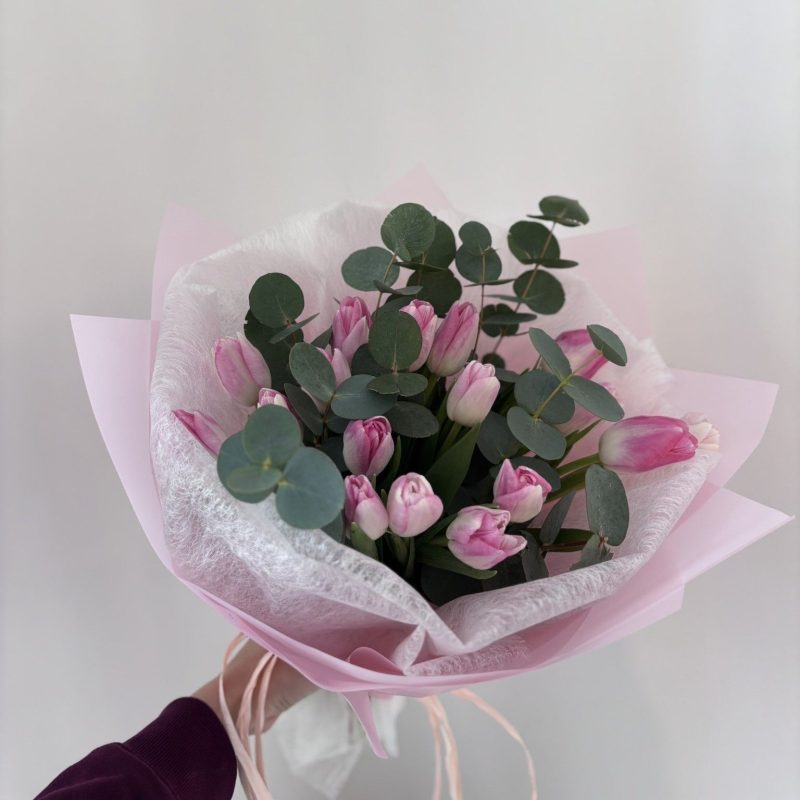 Tulpes ar eikaliptu